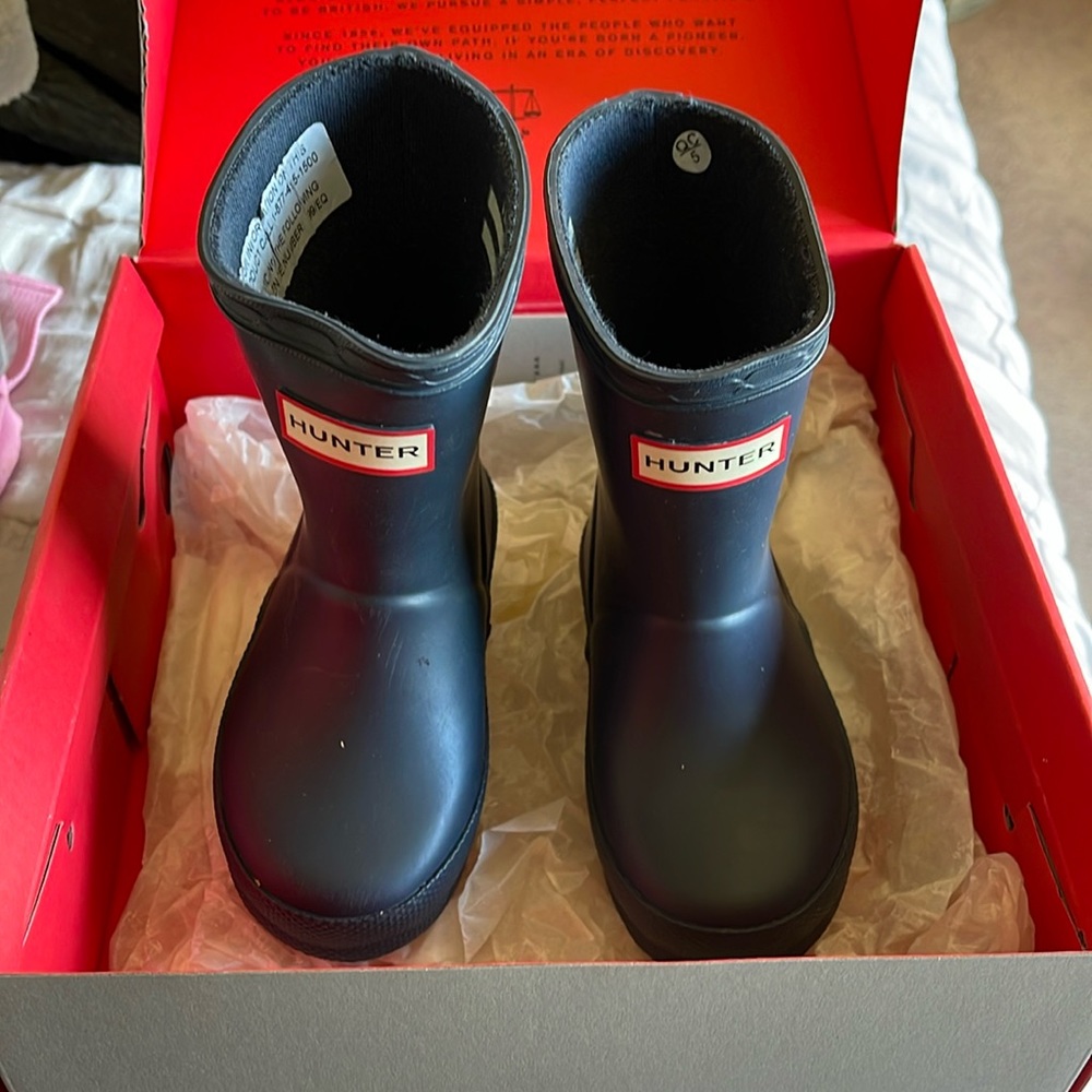 Unisex size toddler 5, navy hunter rain boots